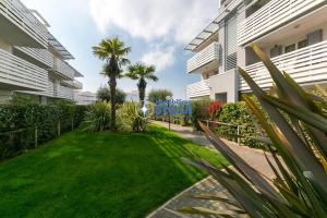 a garden in the middle of a building at Residence Maricel in Lido di Jesolo