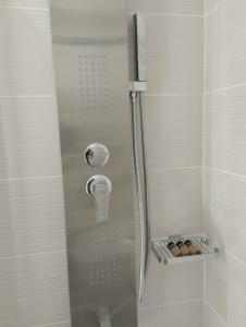 La salle de bains est pourvue d'une douche avec une porte en verre. dans l'établissement Panorama, à Elafonisi