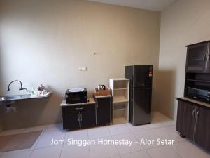 Televiisor ja/või meelelahutuskeskus majutusasutuses Jom Singgah Homestay - Alor Setar