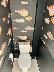 a bathroom with a white toilet in a room at Appartement T4 avec vue mer pour 7 personnes in Valras-Plage