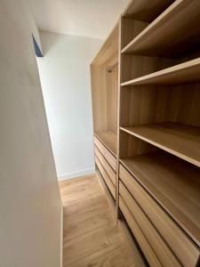 een kast met houten planken in een kamer bij Appartement T4 avec vue mer pour 7 personnes in Valras-Plage