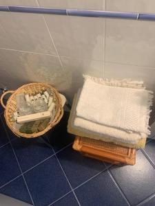 uma cesta de toalhas ao lado de uma cesta de toalhas em Casa Paola nel Chianti em Castelnuovo Berardenga