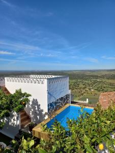 uma imagem de uma casa com piscina em Casa Dona Antonia - Monsaraz em Monsaraz