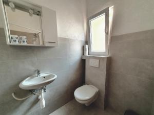 ヴェラ・ルカにあるCasa Naranja Croatiaの洗面台、トイレ、窓のあるバスルーム +44枚の写真