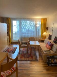 een woonkamer met een bank en een tafel bij Ferienwohnung Familienglück in Sankt Englmar