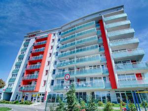 um grande edifício de apartamentos com vermelho e branco em RA Apartment - Ared em Oradea