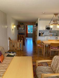 een woonkamer met een tafel en een keuken bij Ferienwohnung Familienglück in Sankt Englmar