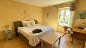 Montségur-sur-LauzonにあるLe Moulin de Montségurのベッドルーム1室(ベッド1台、テーブル、窓付)