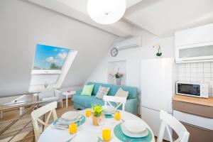 een woonkamer met een tafel en een blauwe bank bij Villa Škrika in Škrip