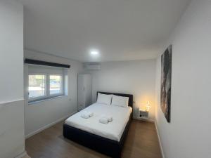 1 dormitorio con 1 cama con 2 toallas en Viva apartments, en Përmet