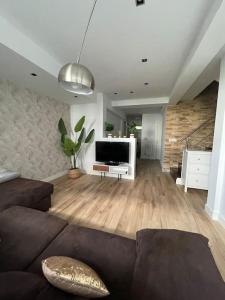 un soggiorno con divano e TV a schermo piatto di Kukis Duplex Beach near Bilbao a Getxo