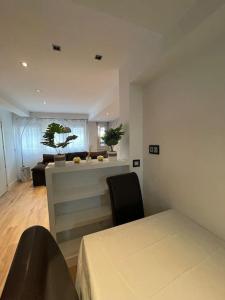 una camera con tavolo e sedie e un soggiorno di Kukis Duplex Beach near Bilbao a Getxo