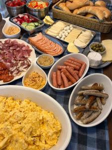 una mesa con diferentes tipos de comida en tazones en Padláskincsek Vendégház, en Nagybörzsöny