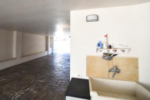 um quarto vazio com um lavatório e um corredor em Villa GiSa em Vernole