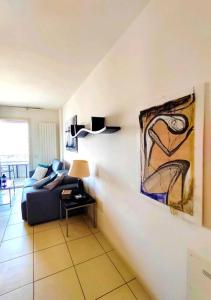 un soggiorno con divano e un dipinto sul muro di VistaMare Bluemar - The Art of the Sea - 105mq a Cattolica