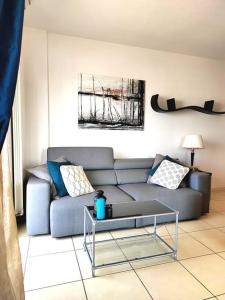 sala de estar con sofá y mesa en VistaMare Bluemar - The Art of the Sea - 105mq en Cattolica