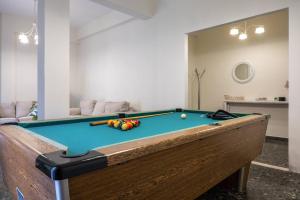 una mesa de billar con bolas encima en Billiard home, en Kalamata