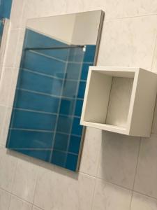 un armario con azulejos azules en el suelo del baño en Viale degli Studenti Apartment, en Lecce