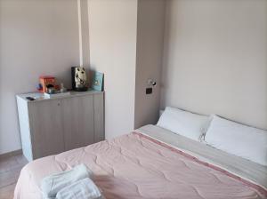 ein kleines Schlafzimmer mit einem Bett mit weißer Bettwäsche in der Unterkunft B&B La Casa Bianca in San Salvatore Telesino
