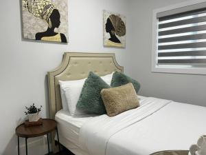 尼斯库Gorgeous 6BR New Home for Families的卧室里有一张白色的床，配有枕头和一扇窗户