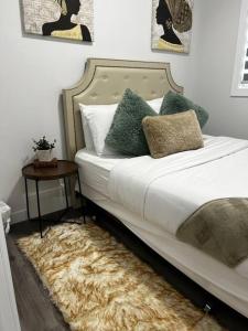 尼斯库Gorgeous 6BR New Home for Families的卧室里有一张铺着毛皮地毯的床