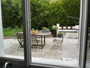 a view of a patio with a table and chairs at Villa d'architecte in La Celle-Saint-Cloud