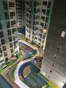 ダバオシティにある2 BR Unit In Seawind Condo [New&FullyFurnished]のアパートメント複合施設内のプールの空からの眺め +6枚の写真
