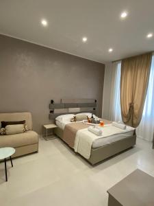 1 dormitorio con cama, sofá y mesa en Affittacamere Flori, en La Spezia