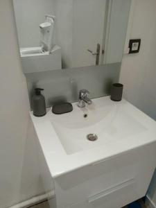 Bilik mandi di Jolie grand studio avec vue sur les vosges, balcon +15 gambar