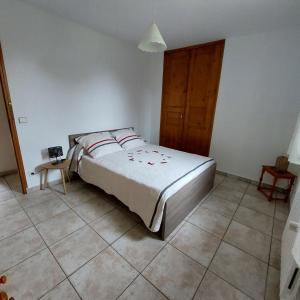 1 dormitorio con 1 cama y puerta de madera en LE VIEUX SAULE en Curgy