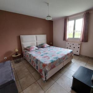 a bedroom with a large bed in a room at LE VIEUX SAULE in Curgy