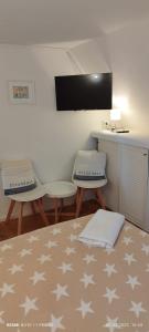 - un salon avec deux chaises et une table dans l'établissement Privates Domizil auf Sylt in Strandnähe, à Westerland