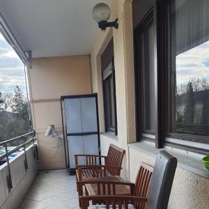 balkon z 2 krzesłami i 2 oknami w obiekcie Samad Wohnen w Essen