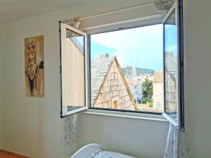 una ventana abierta con vistas a un edificio en Apartments Doris, en Split