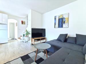 sala de estar con sofá y mesa en Apartments Doris, en Split