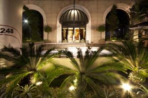 un edificio con palme di fronte a un negozio di Clarion Faria Lima a San Paolo