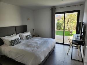 Ένα ή περισσότερα κρεβάτια σε δωμάτιο στο Villa HOME HOLIDAY à Cala Rossa +61 φωτογραφίες