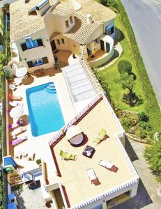 Výhled na bazén z ubytování Villa Dominica by Algarve Vacation nebo okolí