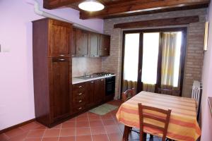 cocina con mesa, fregadero y encimera en Agriturismo Sant'Antonio, en Montegridolfo
