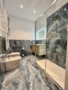 een badkamer met een wastafel, een toilet en een douche bij verona rooms 109 in Verona