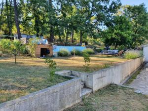 Vonkajšia záhrada v ubytovaní Maison des Pins