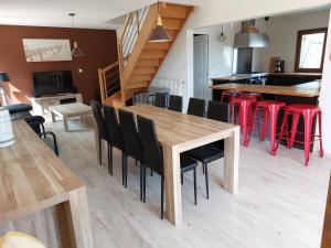 Kuchyňa alebo kuchynka v ubytovaní Maison des Pins