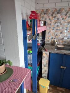 uma cozinha de brinquedo com uma mesa e uma bancada em Nino's em Niterói