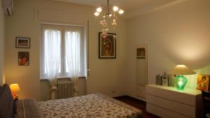 ラ・スペツィアにあるCasa Di Arielのベッドルーム1室(ベッド1台、ドレッサー、窓付)