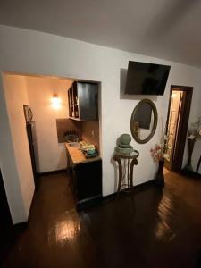Zimmer mit einer Küche mit einem Spiegel und einem Tisch in der Unterkunft Wynwood Asia Nights, Tokyo Drift. in Miami