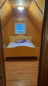 Łóżko w małym pokoju w domku w obiekcie Domek letniskowy w Kamionce w mieście Kamionka