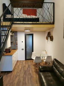 ein Wohnzimmer mit einem Sofa und einem Tisch in der Unterkunft Kopel Haus - Studio - Self acces cod location in Baloteşti