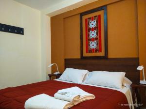 a hotel room with a bed with a red blanket at Hotel de la Linda in Salta