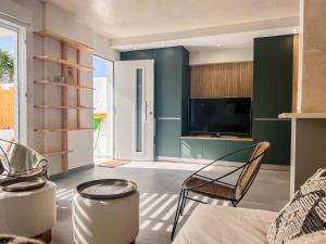 Televízia a/alebo spoločenská miestnosť v ubytovaní Tarifa Cozy House, Casa Blanca + 33 fotografií