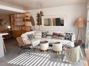 een woonkamer met een witte bank en stoelen bij Tarifa Cozy House, Casa Blanca in Tarifa